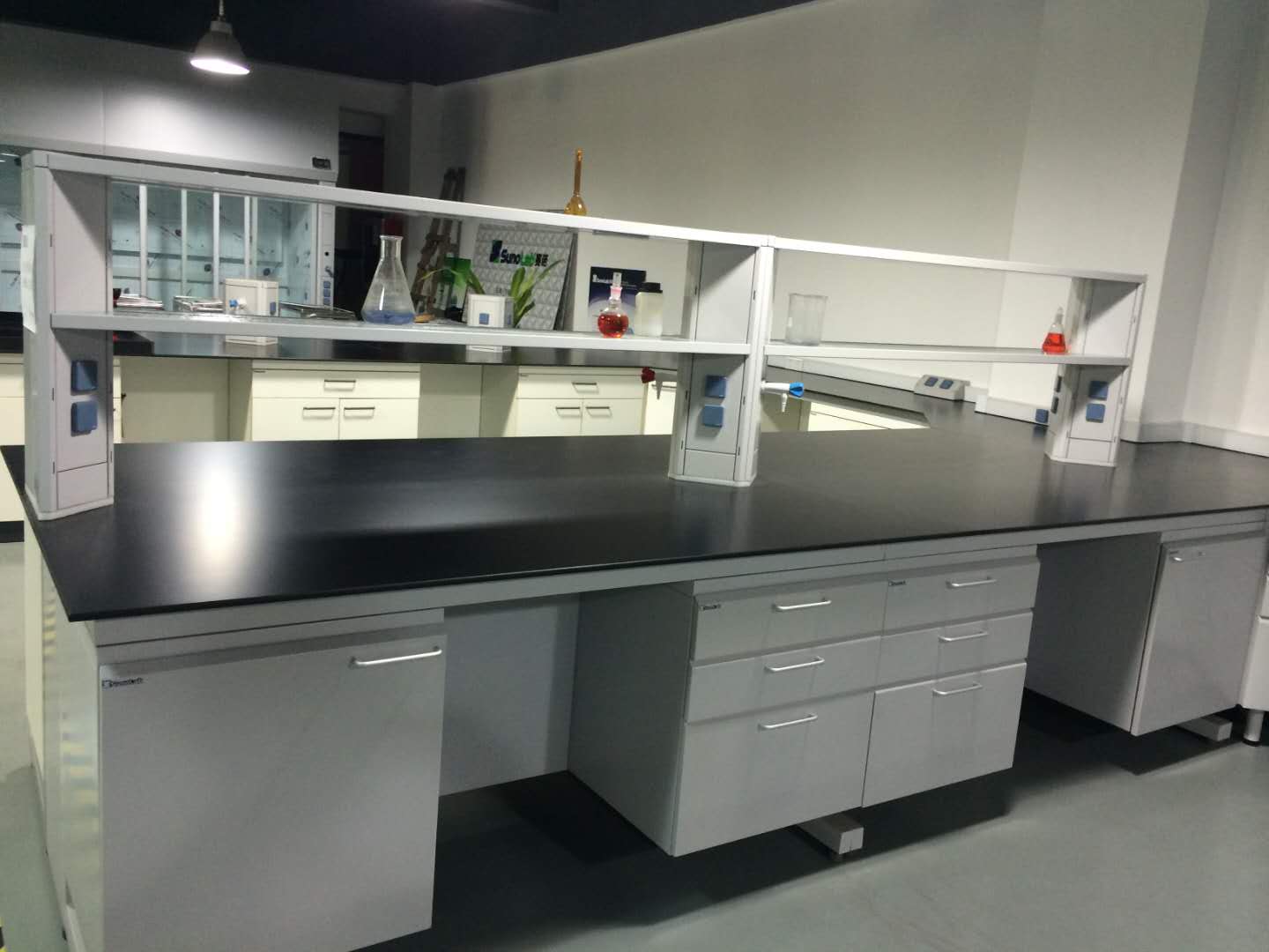 如何正確選擇化學生物物理绿巨人黑科技APP家具實驗操作台台麵